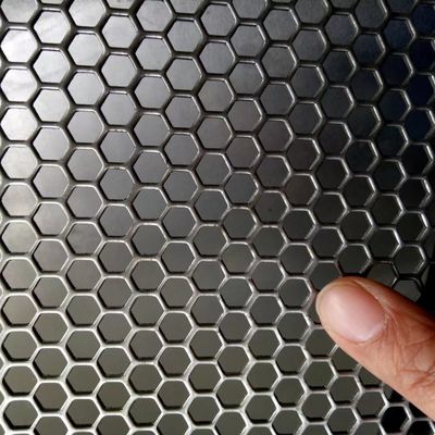 การออกแบบที่กําหนดเอง สแตนเลสกลมหลุมหลุมหกเหลี่ยม ใบ perforated สําหรับกล่องเสียง