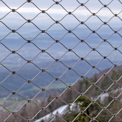 เครือข่ายเชือกเหล็กดัดเหล็กดัดเหล็กดัดเหล็กแบบหลุมเพชร ทนทานแสง UV และรับประกัน 10 ปีสําหรับรั้วความปลอดภัย