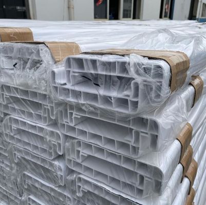 สีขาว 5ft x 8ft 4-Rail PVC รั้วม้า Vinyl สะอาดต่อสิ่งแวดล้อม