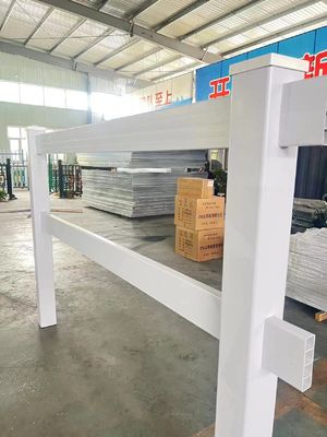 สีขาว 5ft x 8ft 4-Rail PVC รั้วม้า Vinyl สะอาดต่อสิ่งแวดล้อม