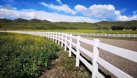 การออกแบบ 3rails สีขาวที่มีเสถียรภาพรั้ว PVC พลาสติกไวนิล Ranch Paddock รั้วม้า