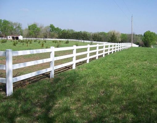 การออกแบบ 3rails สีขาวที่มีเสถียรภาพรั้ว PVC พลาสติกไวนิล Ranch Paddock รั้วม้า