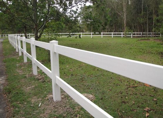 การออกแบบ 3rails สีขาวที่มีเสถียรภาพรั้ว PVC พลาสติกไวนิล Ranch Paddock รั้วม้า