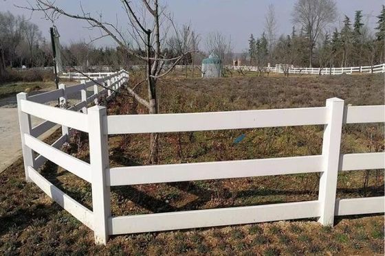 ง่ายในการประกอบ 4 รถไฟฟ้า Vinyl Pvc Farm Fencing รถไฟฟ้า White Horse Rail Fence