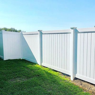 รั้วไวนิลสีขาวเพื่อความเป็นส่วนตัวกลางแจ้งขนาด 6x8 ฟุตสำหรับสนามหลังบ้าน