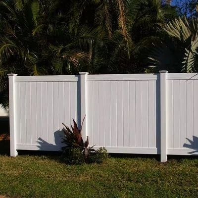 แผงรั้วไวนิล PVC สีขาวตกแต่งภายนอก ขนาด 6x8 ฟุต เพื่อความเป็นส่วนตัว