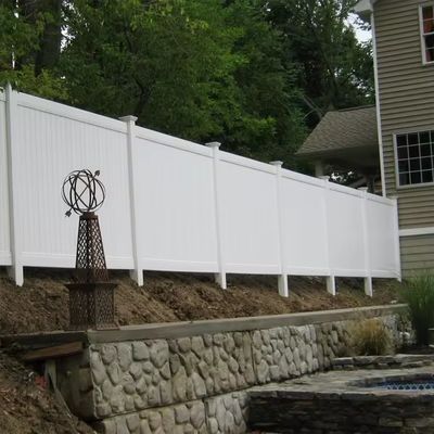 รั้วความเป็นส่วนตัว PVC บริสุทธิ์สีขาวขนาด 6x8 ฟุต สำหรับบ้านและสวน