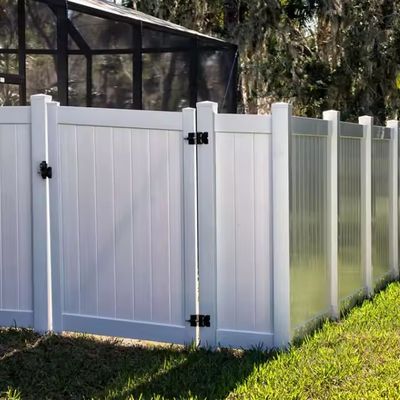 รั้วความเป็นส่วนตัว PVC บริสุทธิ์สีขาวขนาด 6x8 ฟุต สำหรับบ้านและสวน