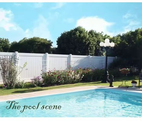 รั้วความเป็นส่วนตัว PVC บริสุทธิ์สีขาวขนาด 6x8 ฟุต สำหรับบ้านและสวน