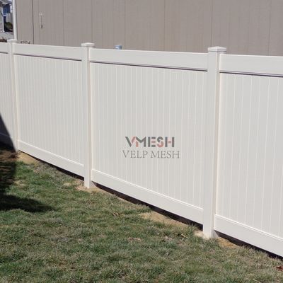 แผ่นรั้วความเป็นส่วนตัว PVC ขาว 6x8ft การบํารุงรักษาที่ต่ํา