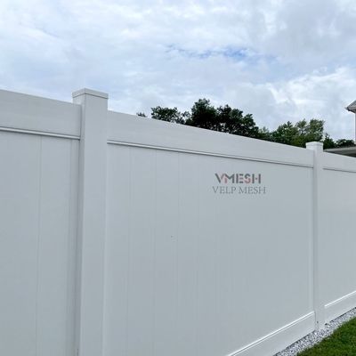 แผ่นรั้วความเป็นส่วนตัว PVC ขาว 6x8ft การบํารุงรักษาที่ต่ํา