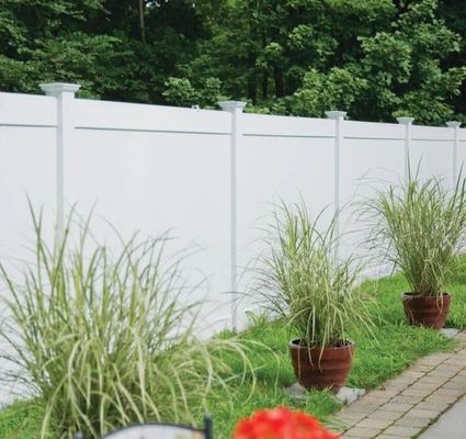 รั้วความเป็นส่วนตัว PVC ขาวกันอากาศ 6Hx8W สําหรับบ้านสวน
