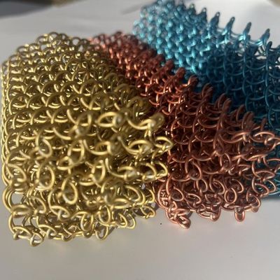 อลูมิเนียมพื้นผิวที่มีสีสันโซ่ทอเชื่อมลวดม่านลวดตาข่าย