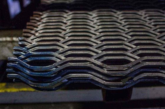 หมึกร้อนเหล็กกระดาษ Hexagonal หลุมขยาย Mesh โลหะสําหรับ catwalk Mesh