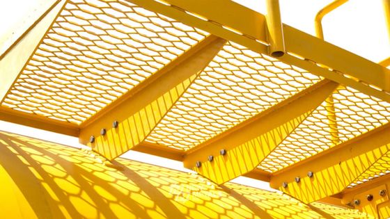 หมึกร้อนเหล็กกระดาษ Hexagonal หลุมขยาย Mesh โลหะสําหรับ catwalk Mesh