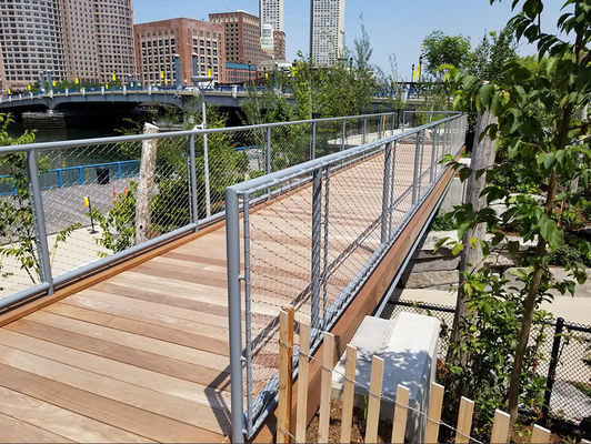 ตาข่ายลวดสแตนเลสสตีลสำหรับรั้วกันสนิมน้ำหนักเบา พร้อมรูปทรงรูเพชร