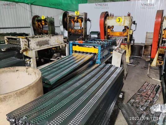 วัสดุก่อสร้างป้องกันสนิม เหล็กกล้าเคลือบสังกะสี ตะแกรงเหล็กฉีกแบบซี่โครงสูง