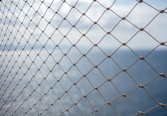 ตาข่ายลวดสลิงสแตนเลสสตีลแบบอ่อนพร้อมมุมเปิดตาข่าย 60° และขัดเงาด้วยการเคลือบสังกะสีเพื่อการป้องกันอาคาร