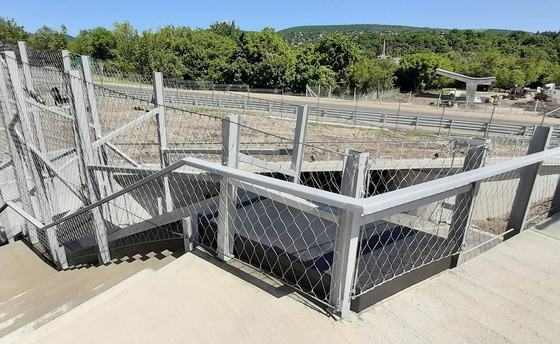 ตาข่ายลวดสลิงสแตนเลสสตีลแบบอ่อนพร้อมมุมเปิดตาข่าย 60° และขัดเงาด้วยการเคลือบสังกะสีเพื่อการป้องกันอาคาร