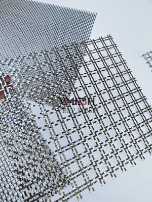 แผงหุ้มผนังภายนอกและภายในอาคารที่ทนทาน ปรับแต่งได้เอง โลหะกลางแจ้ง สแตนเลสสตีล ตาข่ายลวดสถาปัตยกรรมตกแต่งแบบสานเพื่อความปลอดภัย