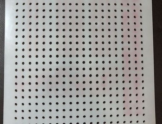 แผ่นตาข่ายพลาสติกพีวีซีสีขาวเจาะรูสำหรับอุตสาหกรรมอาหาร