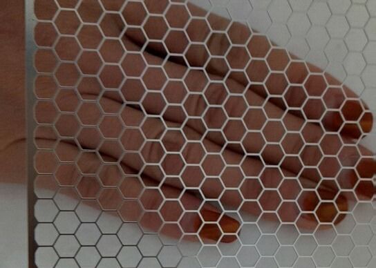การออกแบบที่กําหนดเอง สแตนเลสกลมหลุมหลุมหกเหลี่ยม ใบ perforated สําหรับกล่องเสียง