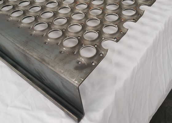 Hot Dip แกลวนไซด์จับ Strut ความปลอดภัย Grating ทางเดินช่องทาง 5 "ความลึก