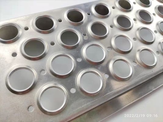 ตะแกรงทางเดินบนหลังคาเหล็กกล้าเคลือบสังกะสีพร้อมรูทรงกลม