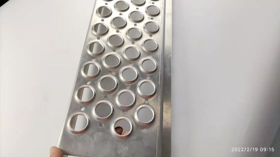 ตะแกรงทางเดินบนหลังคาเหล็กกล้าเคลือบสังกะสีพร้อมรูทรงกลม