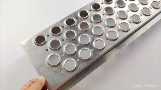 ตะแกรงทางเดินบนหลังคาเหล็กกล้าเคลือบสังกะสีพร้อมรูทรงกลม