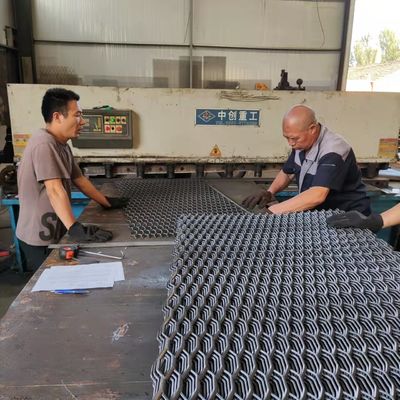 ทางลาดรถบรรทุก Carbon Steel 3.0lbs ขยายตาข่ายโลหะ Diamond Catwalk Gratings