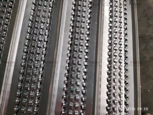 วัสดุก่อสร้างป้องกันสนิม เหล็กกล้าเคลือบสังกะสี ตะแกรงเหล็กฉีกแบบซี่โครงสูง