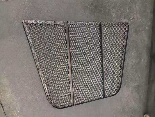 ขนาดรู 40 * 80 มิลลิเมตร Powder Coating Expanded Metal Mesh Window Well Covered with Corrosion Resistance ขนาดรู 40 * 80 มิลลิเมตร ขนาดรู พื้นผิวผิวขาว