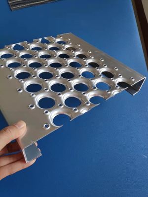 ทางเดินเพื่อความปลอดภัยบนหลังคาเหล็ก 1.5mm Grip Strut Grating Outdoor Antislip Hole O Shape