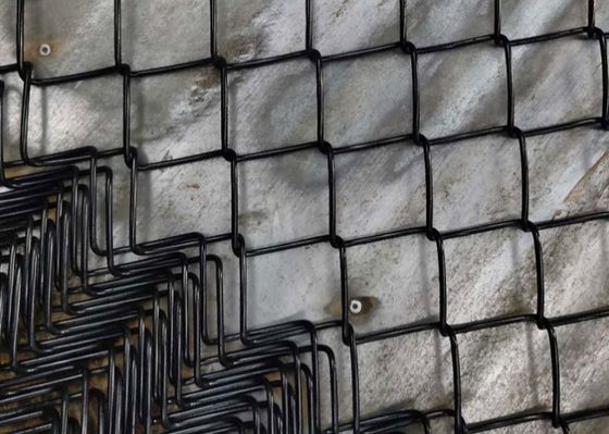 Pvc Coated Black Galvanized Chain Link รั้วเพชรรูปร่างลวดตาข่ายสนามกีฬา