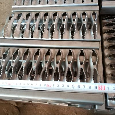 Antislip Grip Strut Safety Grating Diamond Hole เหล็กชุบสังกะสี 10 เกจ Walkway Plank