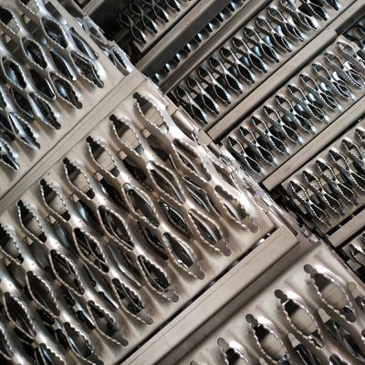 Diamond Hole Grip Span Safety Grating เหล็กชุบสังกะสีกันลื่นสำหรับ Walkway Plank
