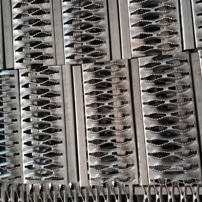 Anti Slip Diamond Plank Grating อลูมิเนียม 12 เกจเหล็ก Walkway